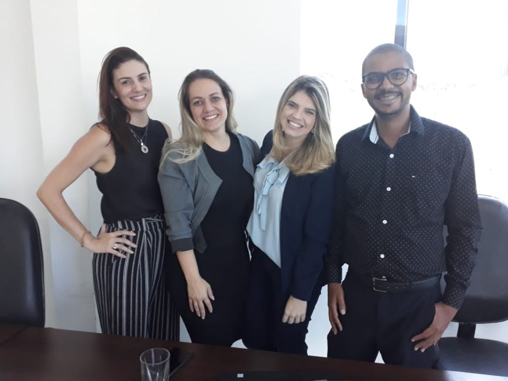 Foto: Presidente da Sube&ccedil;&atilde;o de Alegre, Fagner da Rocha Rosa e Vice-Presidente, Camila de Almeida Quarto, junto com as presidentes das Comiss&otilde;es da OAB-ES de Direitos Humanos e da Advocacia Criminal e Pol&iacute;tica Penitenci&aacute;ria, Talita Camis&atilde;o Pereira e Manoela Soares Ara&uacute;jo Santos 