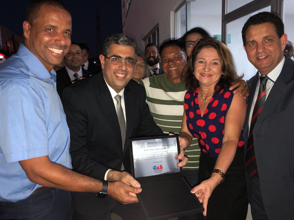 Durante a solenidade, o presidente Rizk recebeu da presidente Ciloni Fernandes uma placa de homenagem