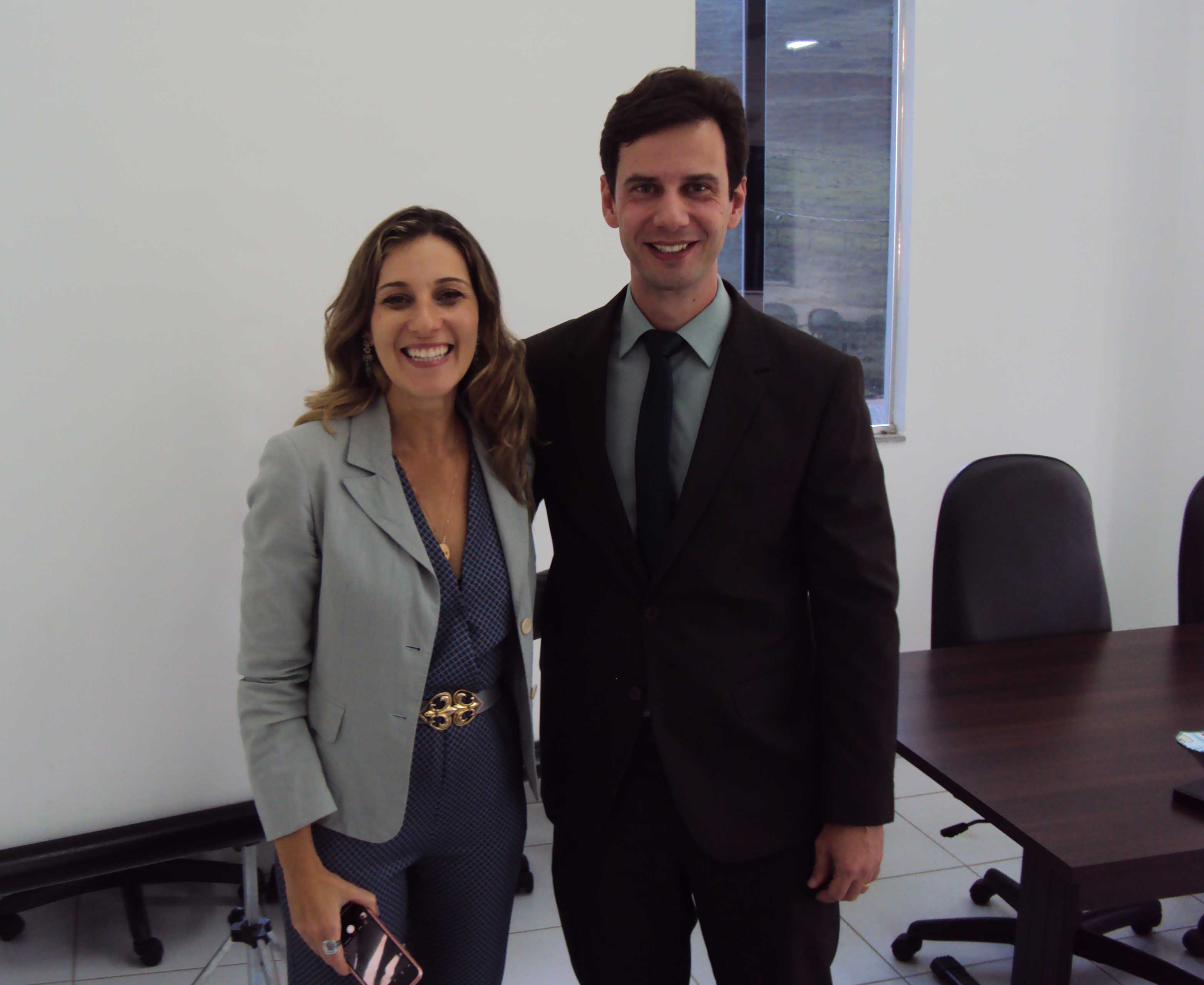 Presidente da Subse&ccedil;&atilde;o de Alegre da OAB-ES, Felipe Mantovaneli e conselheira seccional, Dyna Hoffman Assi Guerra. Foto: Divulga&ccedil;&atilde;o. 