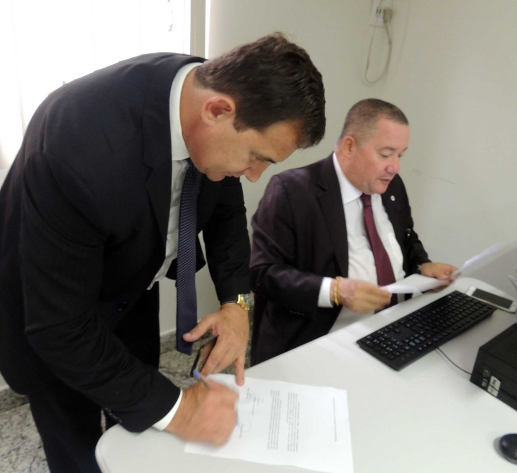 Homero Mafra e Dionísio Balarine utilizam os equipamentos da nova sala de Marilândia. Foto: Divulgação.