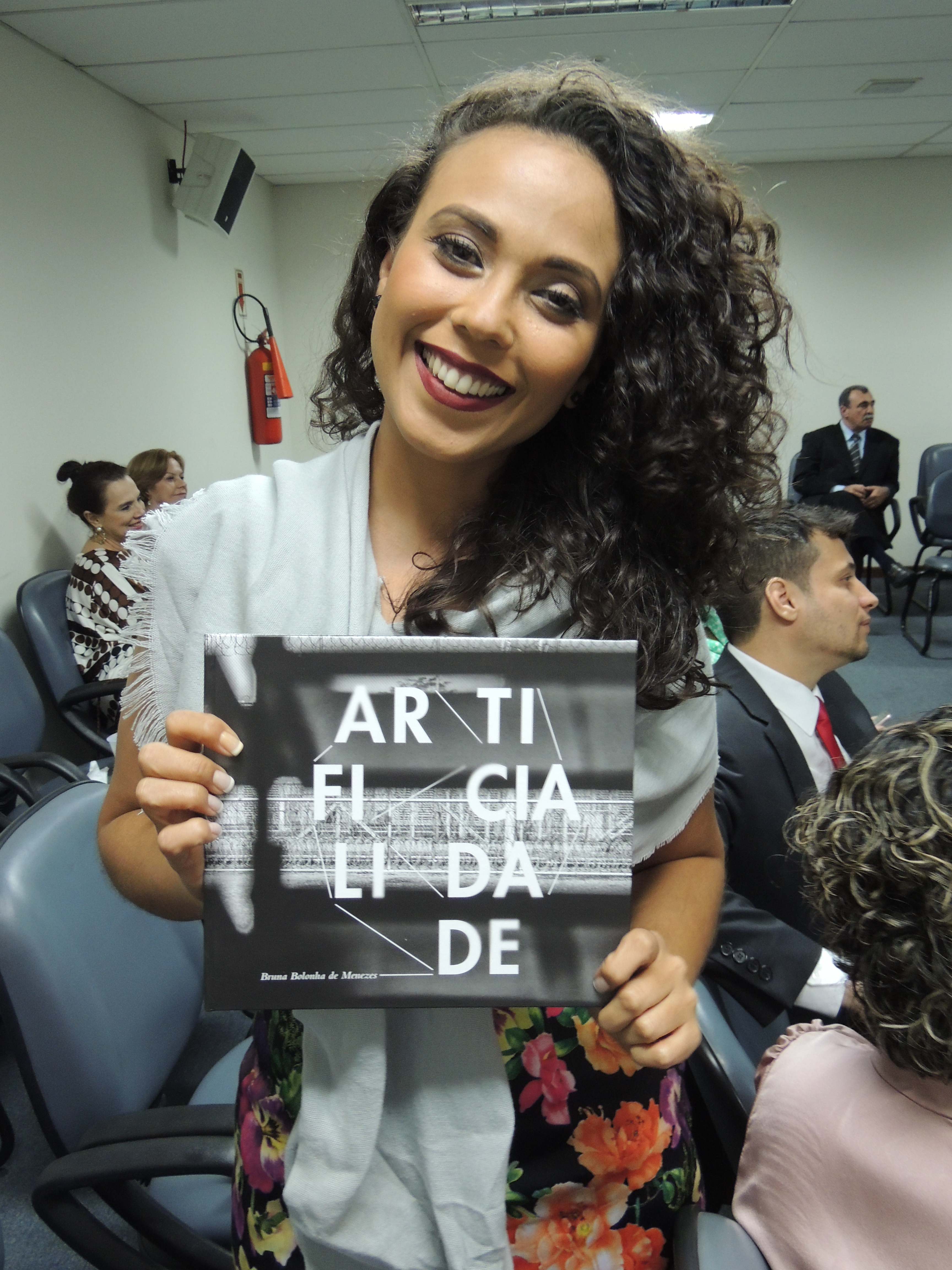 Brunna de Moraes divulga sua obra. 