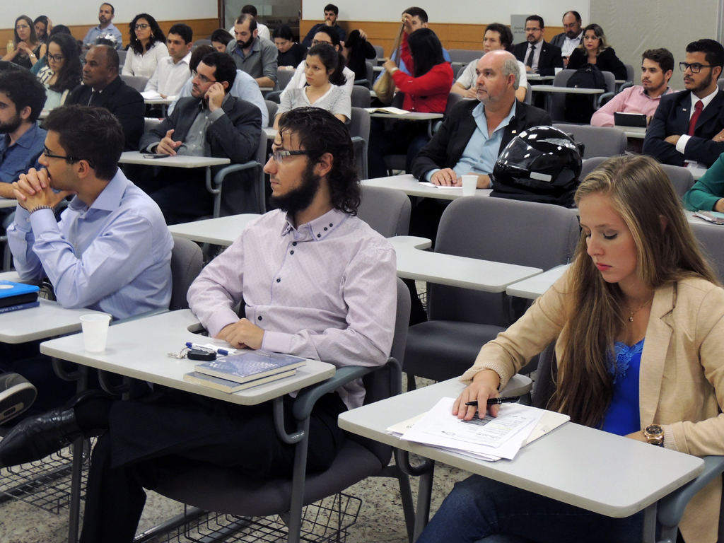 Alunos atentos ao palestrante. Foto: Divulga&ccedil;&atilde;o