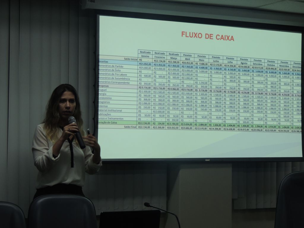 A administradora explica que a preocupa&ccedil;&atilde;o com a gest&atilde;o deve ser uma constante para profissionais rec&eacute;m formados 