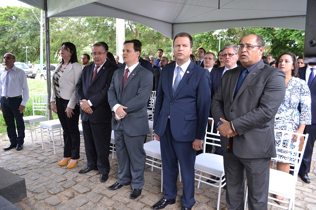 Autoridades na inaugura&ccedil;&atilde;o da sede de Gua&ccedil;u&iacute;. Foto: Divulga&ccedil;&atilde;o.