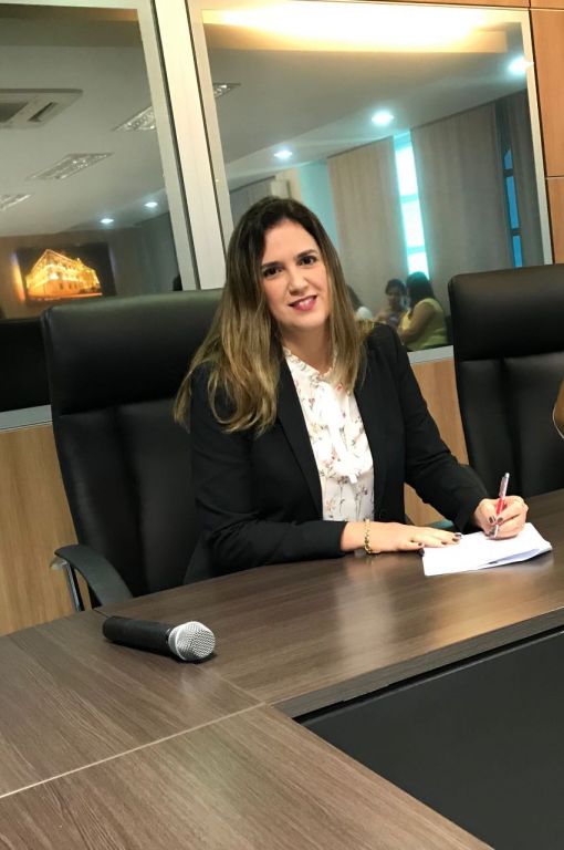 Fl&aacute;via Murad assinando o termo de posse