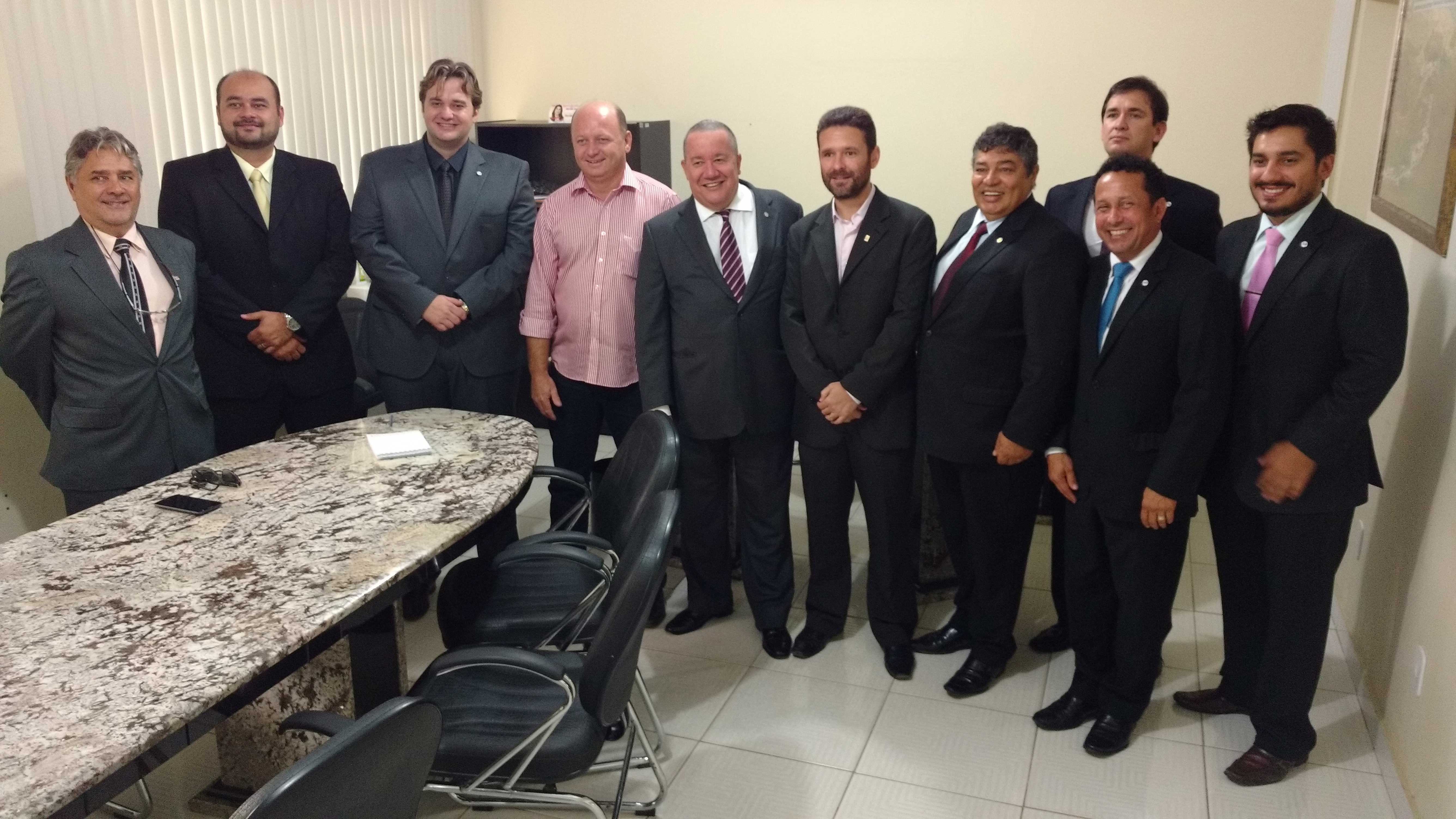 Reuni&atilde;o com prefeito e procurador de Manten&oacute;polis. Foto: Divulga&ccedil;&atilde;o. 