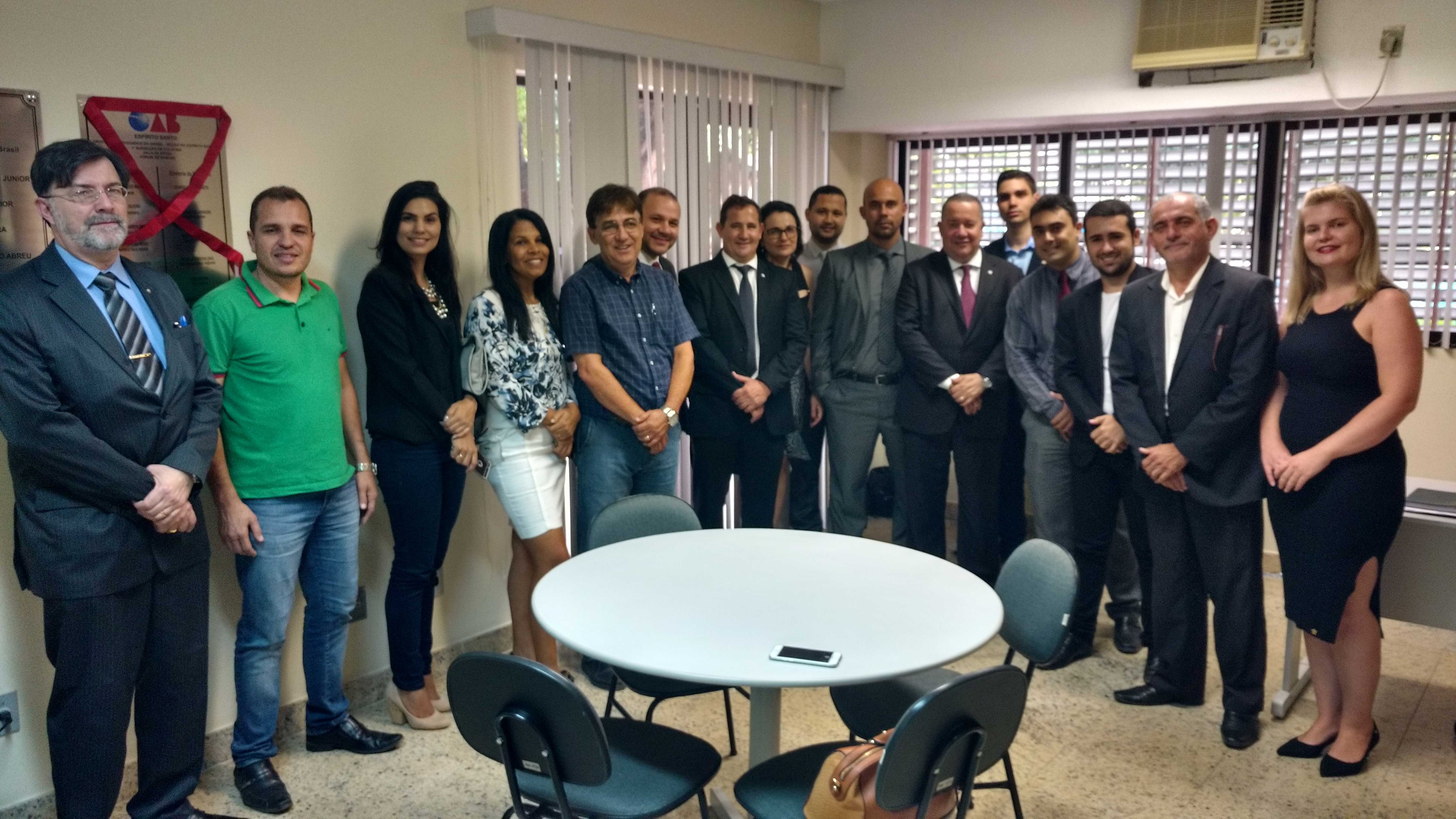 Advocacia de Pancas e autoridades reunidas na nova sala da OAB-ES. Foto: Divulgação. 