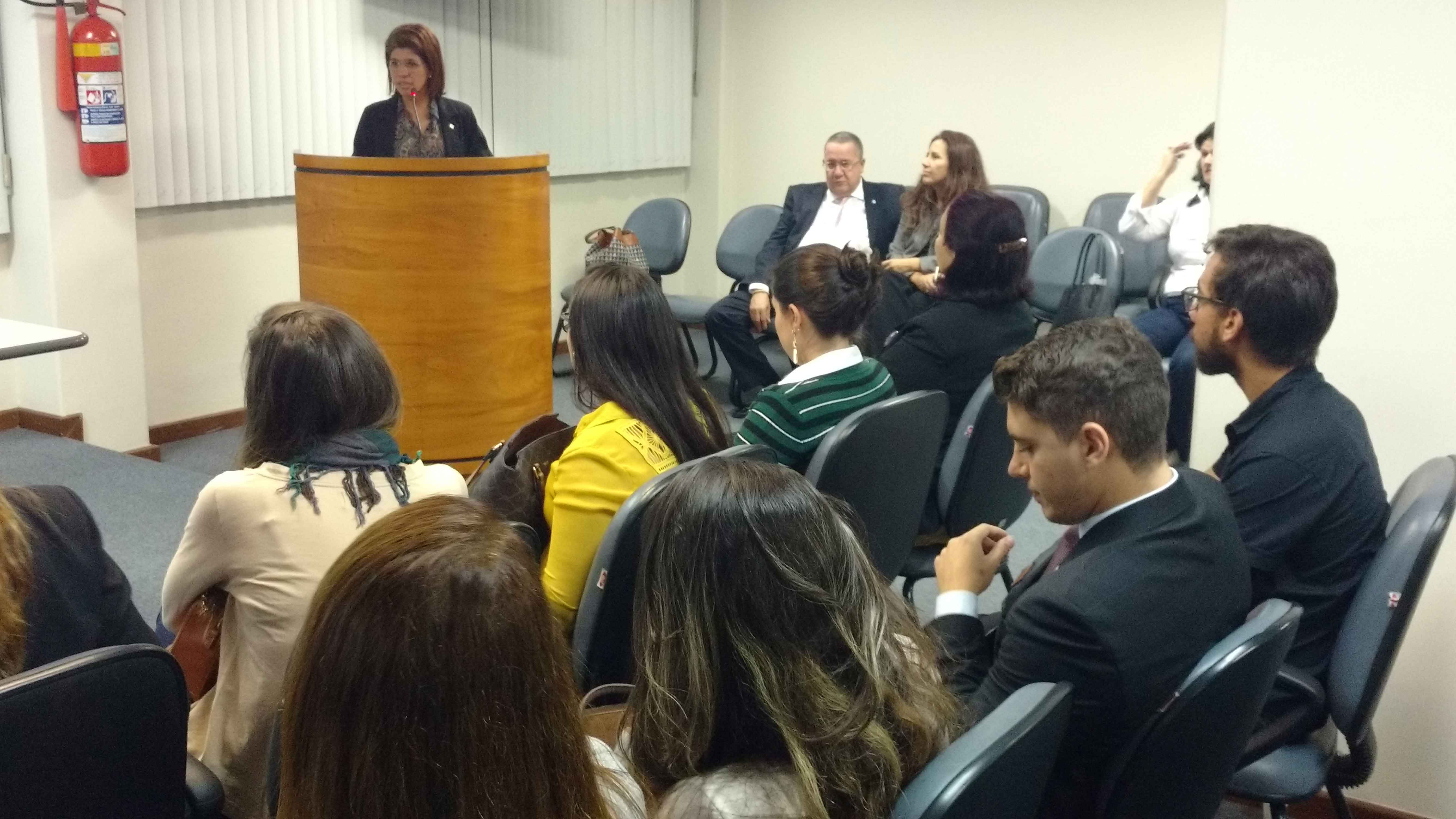 Ver&ocirc;nica Bezerra coordenou a roda de conversa. Foto: Divulga&ccedil;&atilde;o.