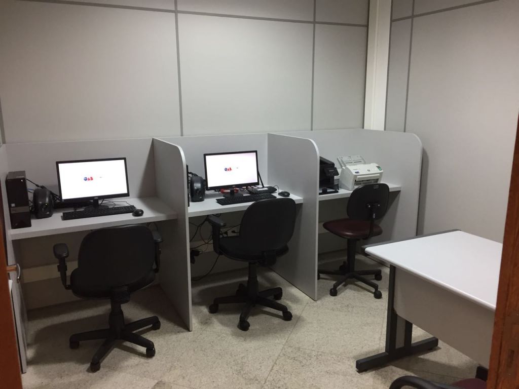 Sala de Apoio na Justi&ccedil;a Federal de Linhares equipada com computadores e impressoras. Foto: Divulga&ccedil;&atilde;o.