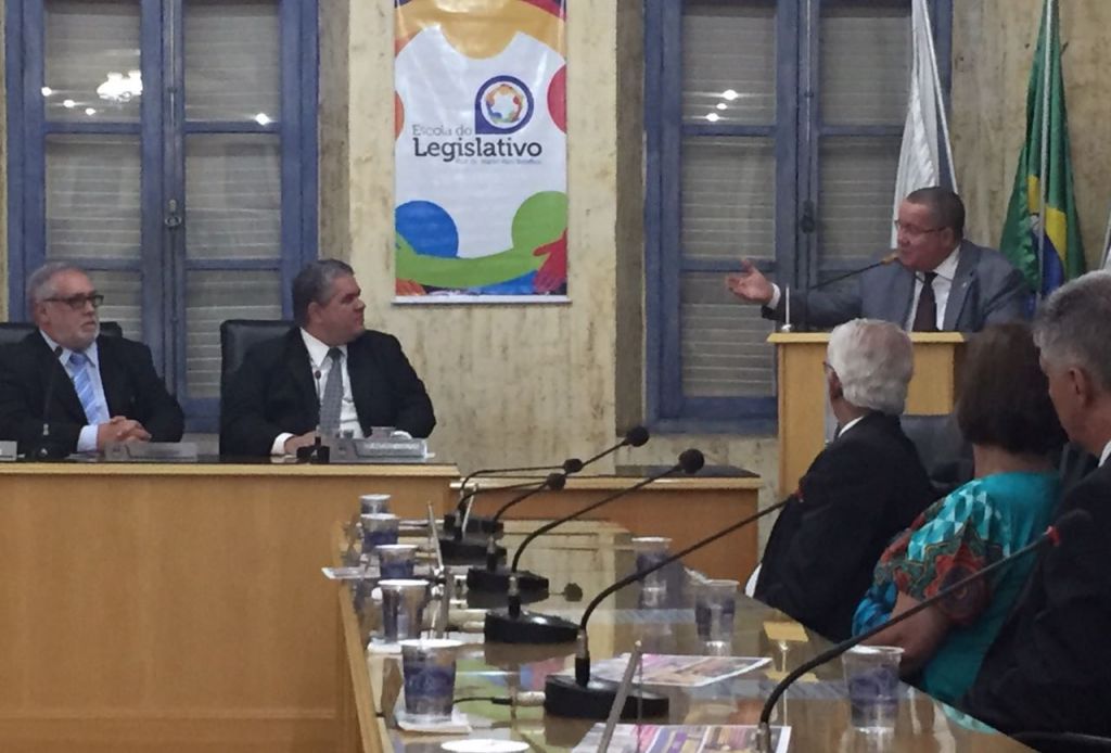 Homero Mafra presta homenagem ao presidente da Seccional de Minas Gerais da OAB, Ant&ocirc;nio Fabr&iacute;cio de Matos Gon&ccedil;alves