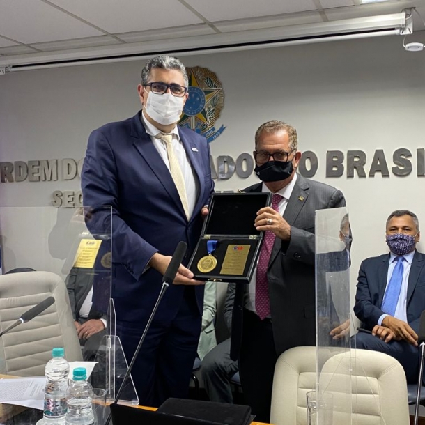 Ministro Humberto Martins recebe homenagem da OAB-ES