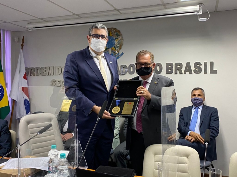 Ministro Humberto Martins recebe homenagem da OAB-ES
