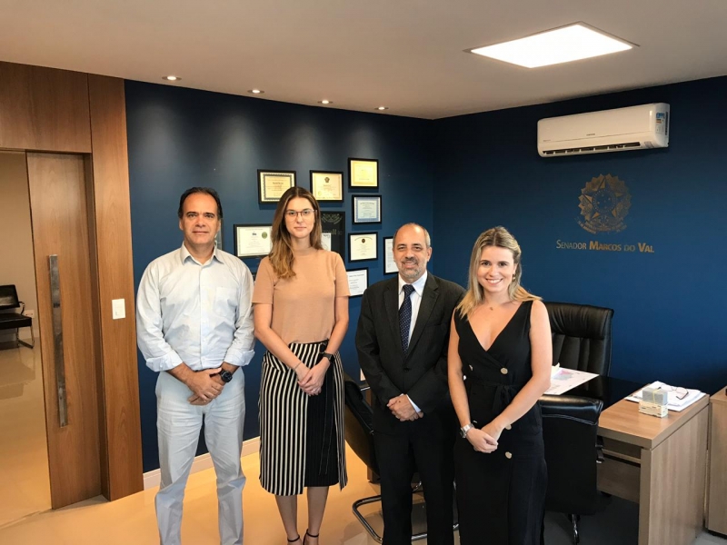 A presidente da Comissão da Jovem Advocacia, Bárbara Néspoli, e a conselheira seccional da OAB_ES, Gabriela Vargas, com Humberto Ker, secretário parlamentar, e Aminthas Loureiro, chefe de gabinete do senador Marcos Do Val.