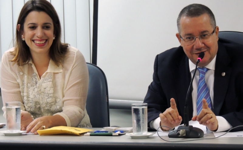 Nara Borgo e Homero Mafra na solenidade de entrega de carteiras. Foto: Divulgação.
