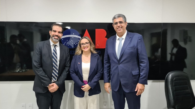 O presidente da OAB-ES, José Carlos Rizk Filho, ao lado do advogado criminalista Nestor Távora e da presidente da 12ª Subseção de São Mateus, Livia Barcelos.