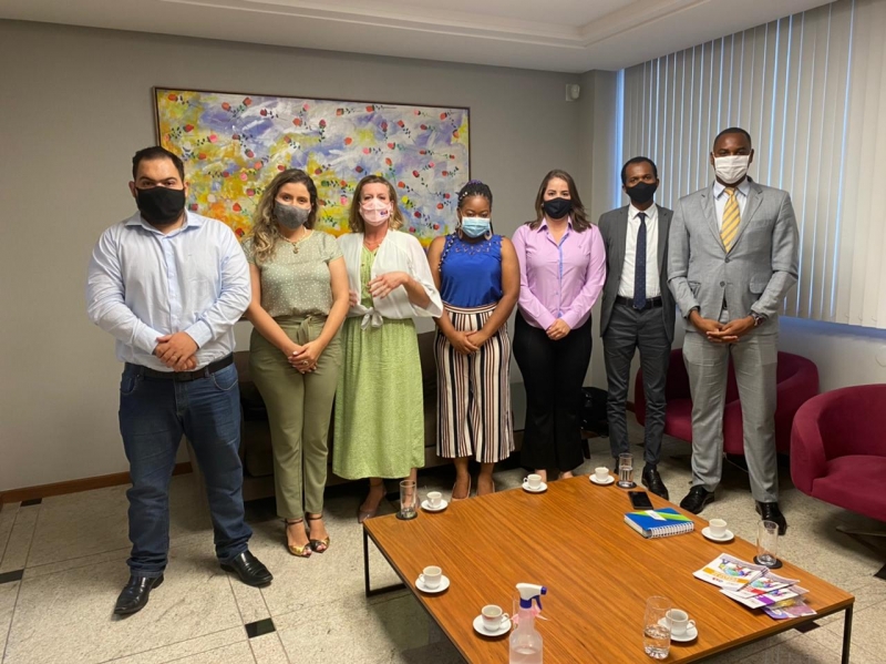 A vice-presidente da OAB-ES, Anabela Galvão, recebeu a Comissão de Igualdade Racial na sede da Seccional