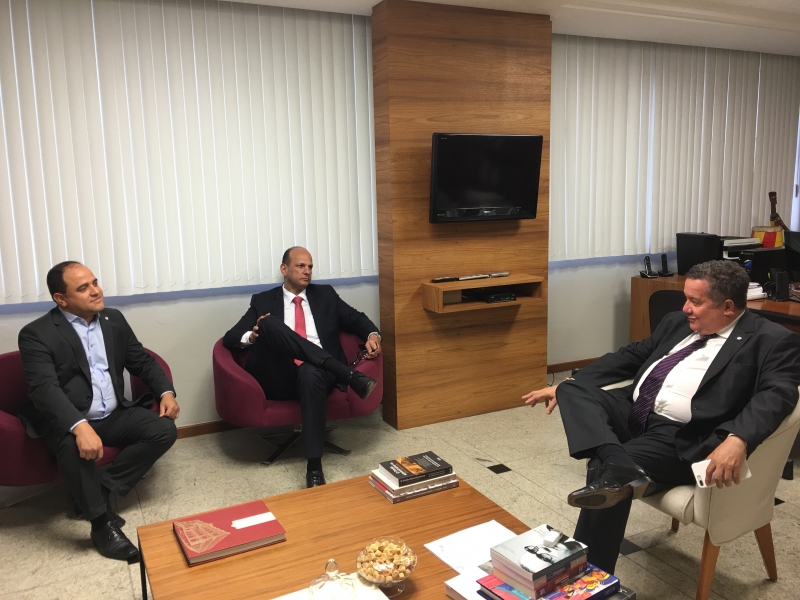 Ricardo Pimentel (&agrave; esquerda) recebe as boas-vindas no novo cargo do presidente da OAB-ES, Homero Mafra, e do diretor de Prerrogativas da OAB-ES, Rivelino Amaral