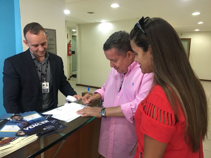 O presidente da OAB-ES, Homero Mafra, recebeu a advocacia na Seccional para a distribuição de convites extras