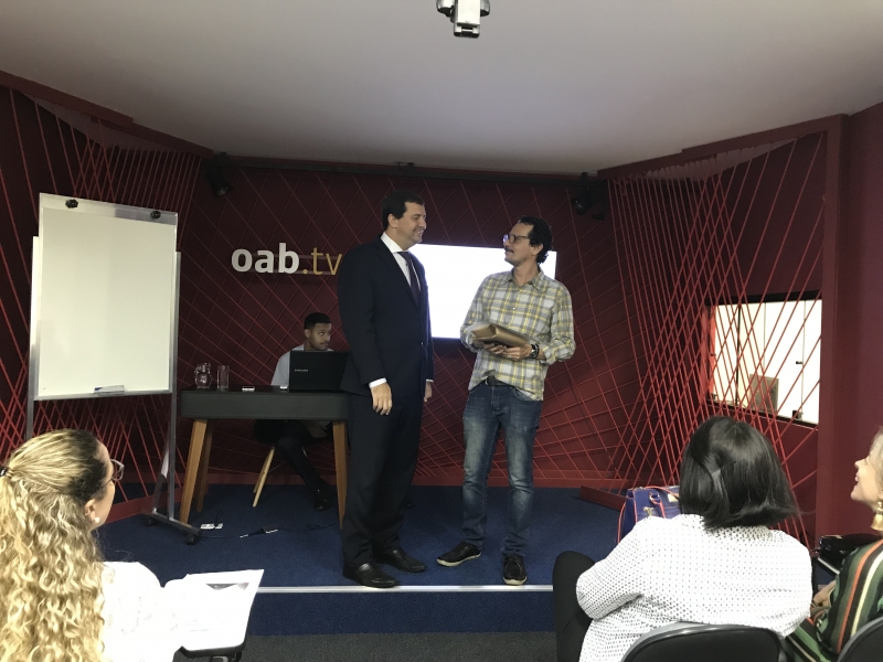 Rodrigou Mazzei fez a abertura do evento apresentando o promotor de Justiça, Cristiano Chaves de Faria, dizendo ser “seu amigo e a pessoa mais preparada para refletir sobre as Novidades Legislativas e Jurisprudenciais