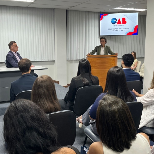 Presidente da OAB-ES inspira nova advocacia a ter foco e propósito em entrega de carteira