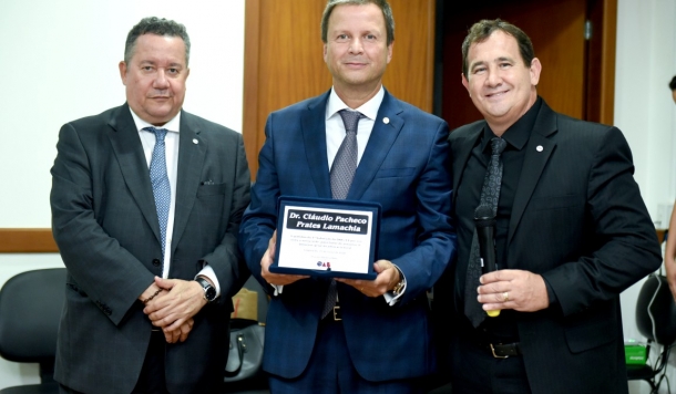 Lamachia conversa com a advocacia em Colatina e recebe homenagem