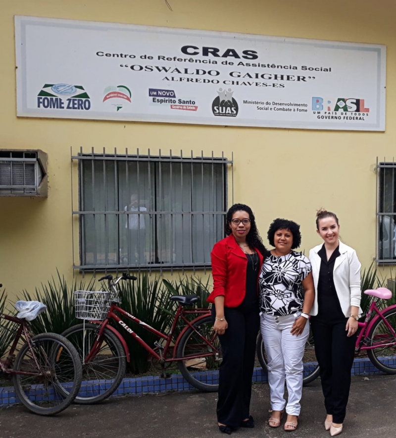 As coordenadoras do CEAIC social Débora Brito e Josiane Schwanz ladeando a funcionária do Cras de Alfredo Chaves Kátia Regina Serafim Leite