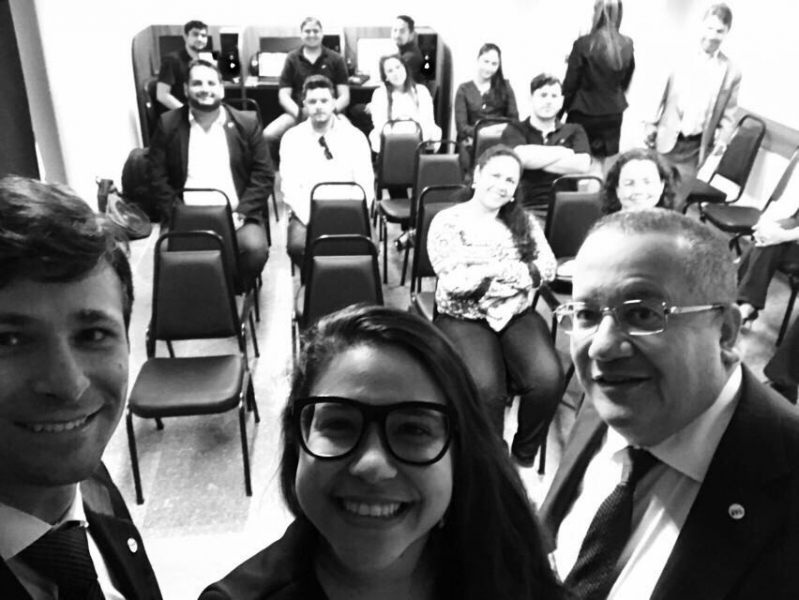 Em Guarapari, presidente Homero Mafra participa de lançamento das Brigadas com a advogada Tammy Noronha e o presidente da Subseção Jedson Maioli. Foto: Divulgação.