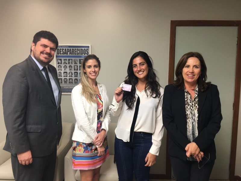 A nova advogada Giulia Moussallem exibe a carteira da Ordem ladeada pela vice-presidente da OAB-ES, Simone Silveira, e os advogados Trajano Ferreira e Carolina Avelar