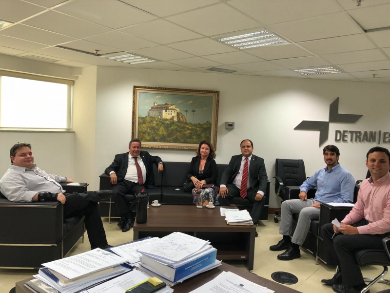Da esquerda para a direita: o diretor geral do Detran, Romeu Neto, o presidente da OAB-ES, Homero Mafra, a vice-presidente da Subseção de Cariacica, Ciloni Nunes Fernandes, o presidente da Comissão de Prerrogativas, Ricardo Pimentel, o chefe de gabinete, Vinícius de Barros, e o advogado do Detran, Henrique de Carvalho Gorza