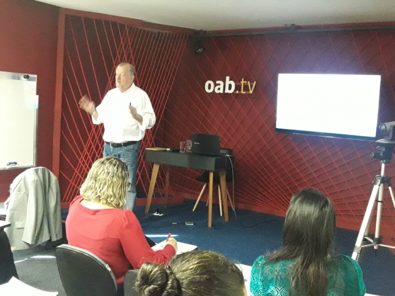 Jonatan Schmidt em treinamento para advogados na OAB