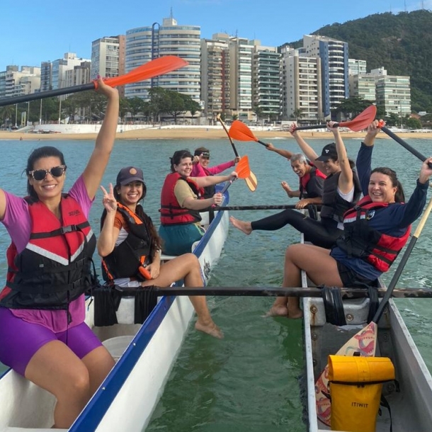 Advogados e advogadas da OAB-ES aderem &agrave; prática de hábitos saudáveis nas aulas de boxe e canoa havaiana