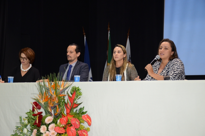 Ao discursar, em nome da OAB-ES, a secretaria-adjunta, Erica Neves, disse que “ser uma defensora da importância da presença das mulheres nos eventos promovidos pela Ordem dos Advogados do Brasil no Espirito Santo.