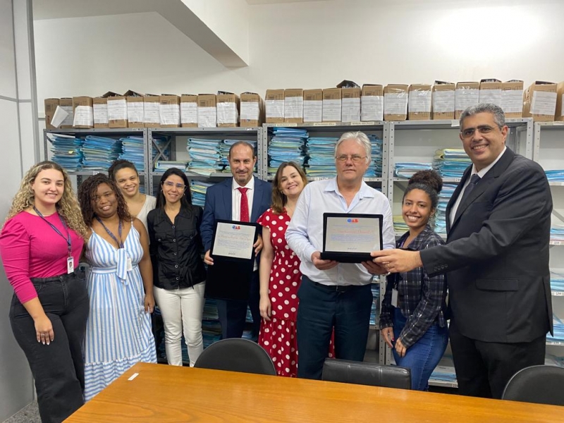 Presidente da OAB-ES homenageia 7ª Vara Cível de Vitória pelo 1º lugar na pesquisa de satisfação realizada entre a advocacia
