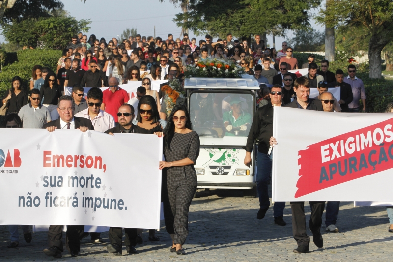 Em cortejo fúnebre, todos seguiram acompanhado o corpo e levando as faixas junto aos familiares e amigos do advogado assassinado.