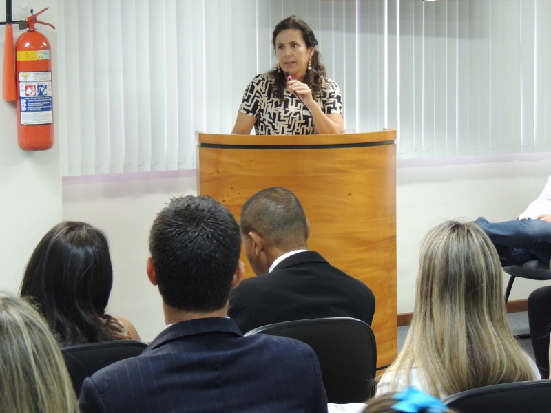 Simone Silveira discursa para os advogados. Foto: Divulgação.