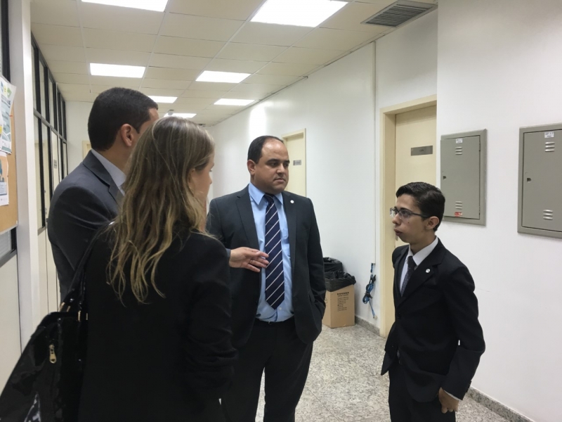 O advogado Cristian (&agrave; direita) com os membros da Comissão de Prerrogativas da OAB Tabata Haidu, Rafael Freitas de Lima e Ricardo Pimentel