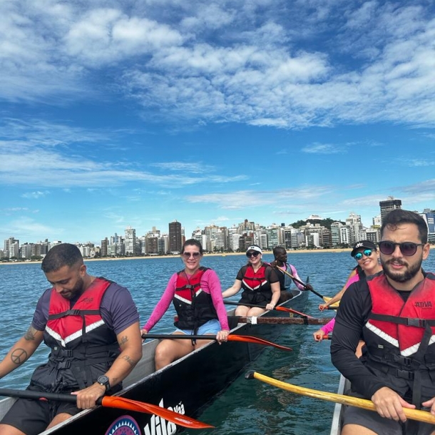 Advogados e advogadas da OAB-ES iniciam o ano com aulas de canoa havaiana