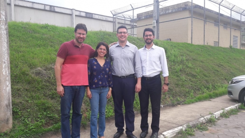 A diretora de Direitos Humanos da OAB-ES entre o presidente e o vice-presidente da Comissão de Política Criminal e Penitenciária, Thiago Fabres de Carvalho e Guilherme Simon Lube, e o advogado Murilo Rangel