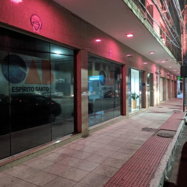 OAB-ES ilumina edifício de sua sede em homenagem ao Outubro Rosa