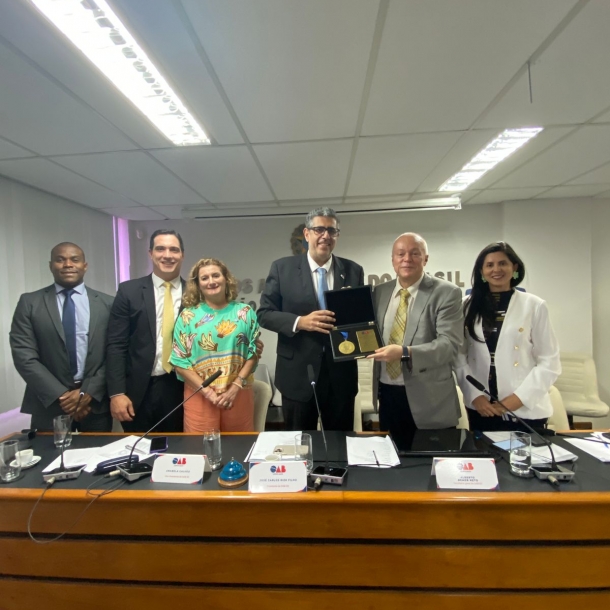 Presidente da OAB-ES entrega Comenda Aloysio Aderito de Menezes ao desembargador Pedro Valls Feu Rosa