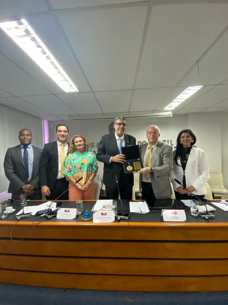 Presidente da OAB-ES entrega Comenda Aloysio Aderito de Menezes ao desembargador Pedro Valls Feu Rosa