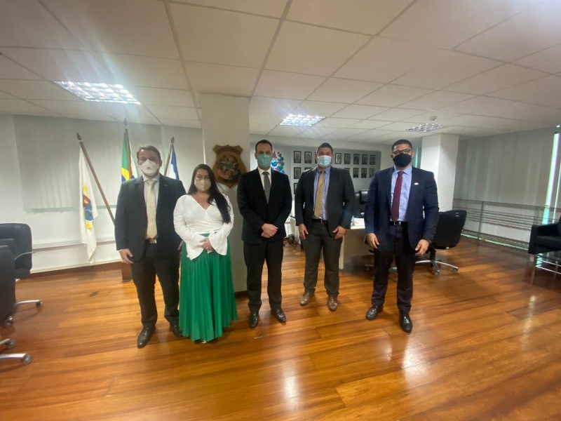 Comissão de Direitos e Prerrogativas da OAB/ES, representada por seu presidente, Caio de Sá Dal’Col, pelo secretário-geral adjunto, Vitor Bassi Serpa, e pelos membros Rodrigo Bandeira de Mello e Cínthya Polastreli, em reunião com o Secretário Estadual de Justiça, Marcello Paiva de Mello