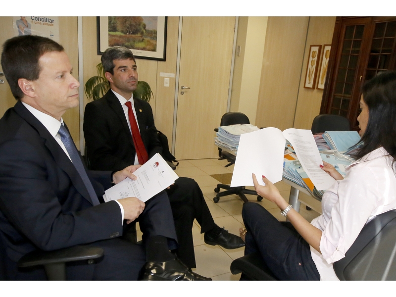 Claudio Lamachia (&agrave; esq.) e Juliano Costa Couto em reunião com a magistrada Paloma Fernandes
(Foto: Valter Zica | OAB-DF)