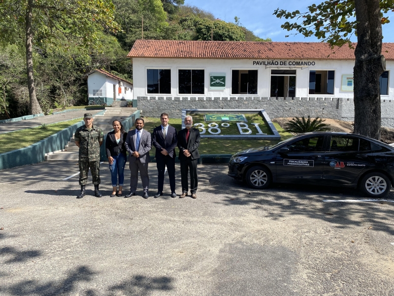 Estiveram presentes na visita os membros da Comissão Especial de Direito Militar, Maxson Luiz, Matheus Ribeiro e Cinara Rocha. Eles tiveram a oportunidade de conhecer, ainda, como é o funcionamento dos processos administrativos disciplinares pelos oficiais Major Nazareth e Tenente Bianchi.