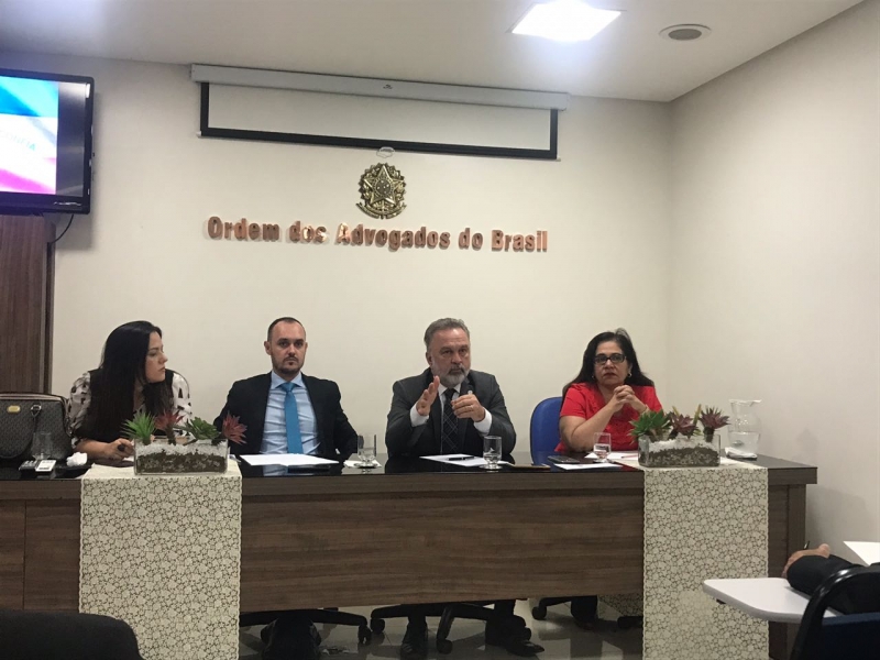 Presidente da Comissão Especial de Acompanhamento da Resolução 05/2018, Flávia Aquino (&agrave; esquerda) em audiência pública na Subseção de Vila Velha