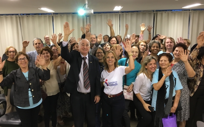 No mês de agosto, em sua missão de orientar os idosos, o presidente da Comissão dos Direitos da Pessoa Idosa, Celso Piantavinha, teve oportunidade de falar para pessoas da terceira idade que são alunos da Universidade Aberta do Brasil.