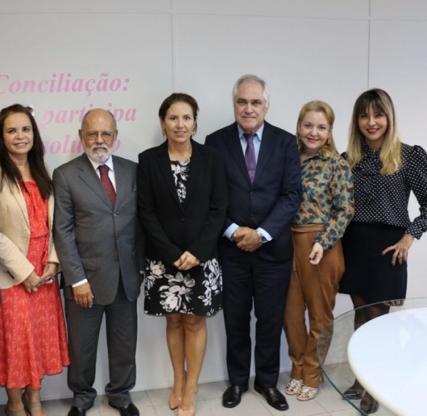Da esquerda para a direita: juíza Marcia Frainier, desembargadora Ana Paula Tauceda Branco, presidente do TRT, desembargador Mario Cantarino, vice-presidente da OAB, Simone Silveira, vice-presidente do TST, ministro Renato de Lacerda Paiva, e Madalena Salvatici Baltazar, presidente da Aesat