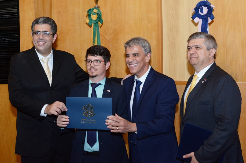 O presidente da OAB-ES, José Carlos Rizk Filho (à esquerda), e o presidente do Sindiadvogados, Télvio Valin (à direita), estiveram entre os homenageados na Ales nesta segunda-feira (12).