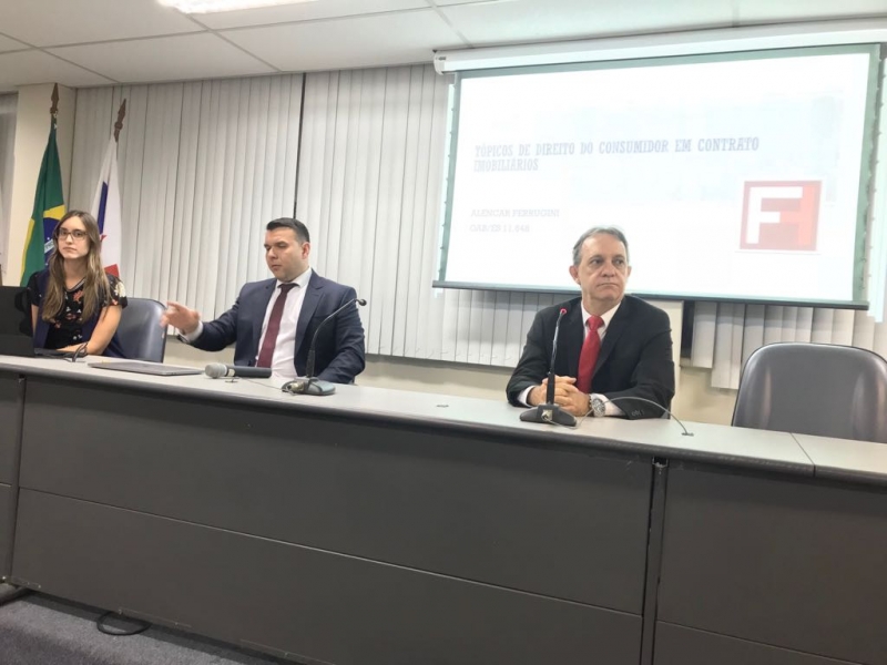 Para uma plateia atenta, o advogado Alencar Ferrugini alertou também sobre as peculiaridades da relação de consumo e a importância da aplicação do Código de Proteção e Defesa do Consumidor